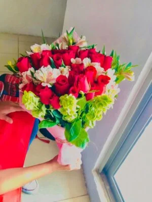 Ramo Yute Con 24 Rosas y Astromelia DQE04