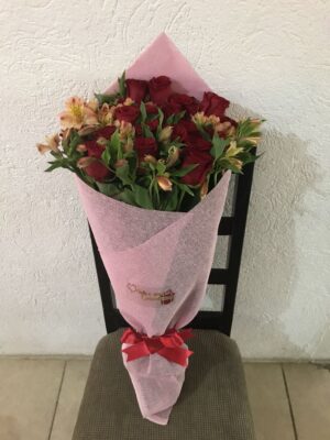 Ramo Yute Con 24 Rosas y Astromelia DQE04