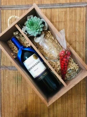 Caja de Vino con Agarradera y Tapa Calada DQE29